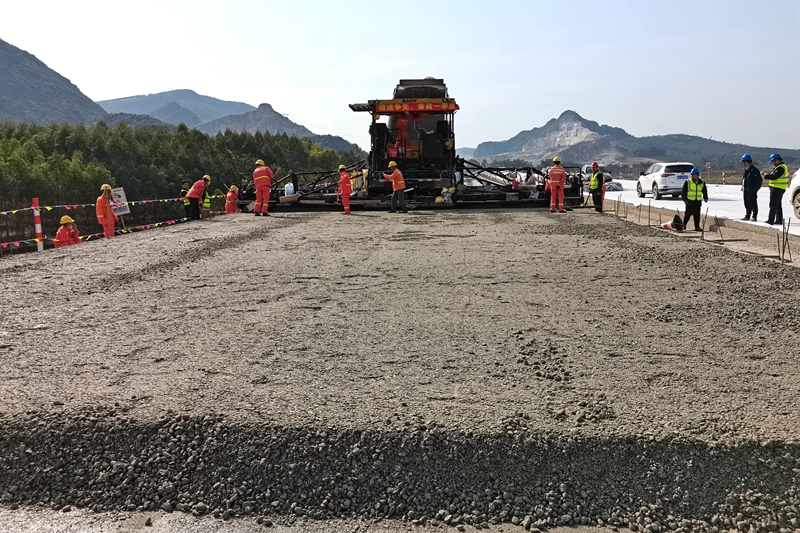 1.1.吳隆高速南岸水泥穩定級配碎石上基層試驗段順利攤鋪.jpg