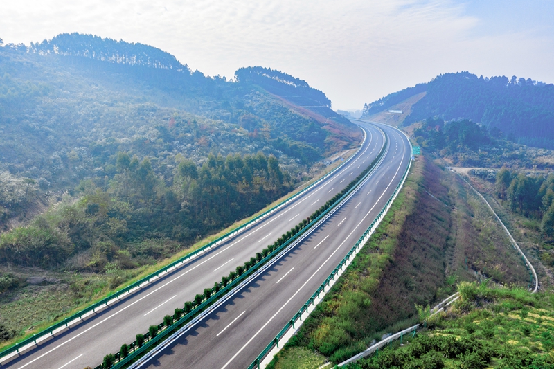 6.高速公路與群山相連，植被覆蓋率高，與原生態環境恢復有機結合.jpg